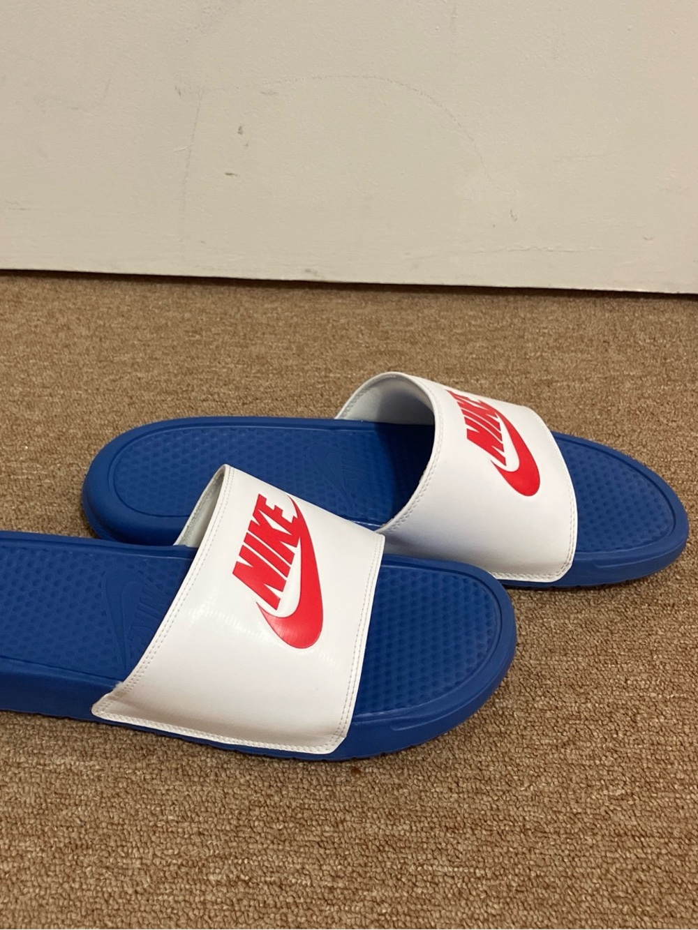 Nike slides - Picture 2 of 2